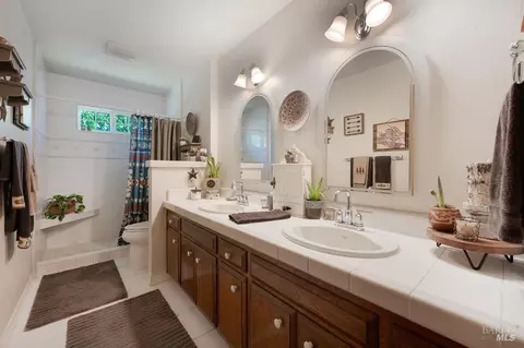 Bath - 23180 Maffei Rd, Sonoma, CA 95476 photo 1 of 3