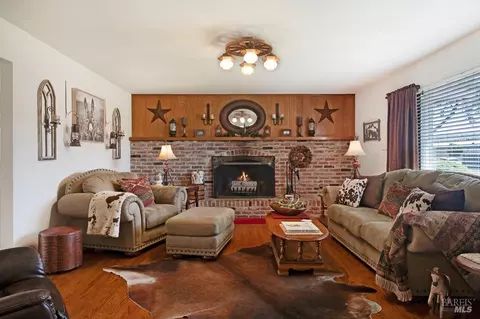 Living - 23180 Maffei Rd, Sonoma, CA 95476 photo 2 of 3
