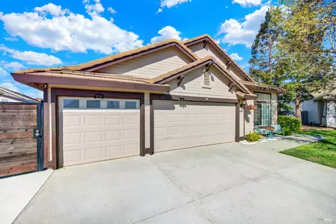 Exterior - 2045 Keel Ct, Dixon, CA 95620 photo 2 of 19