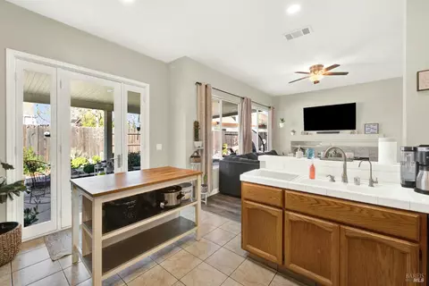 Kitchen - 2045 Keel Ct, Dixon, CA 95620 photo 4 of 8