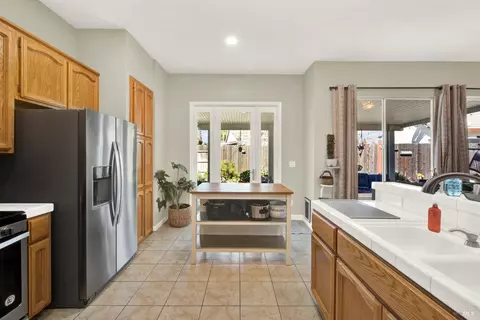 Kitchen - 2045 Keel Ct, Dixon, CA 95620 photo 5 of 8