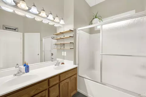 Bath - 2045 Keel Ct, Dixon, CA 95620 photo 2 of 3