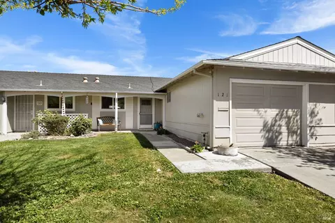 121 Sequoia Dr, Vacaville, CA 95687