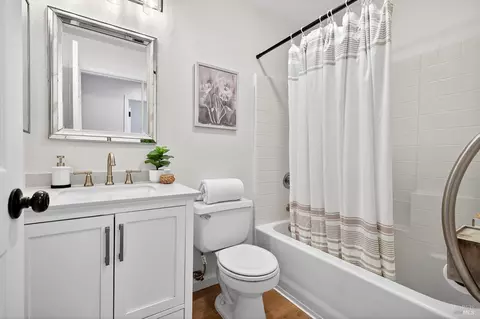 Bath - 1056 Esparto Ct, Windsor, CA 95492 photo 1 of 5