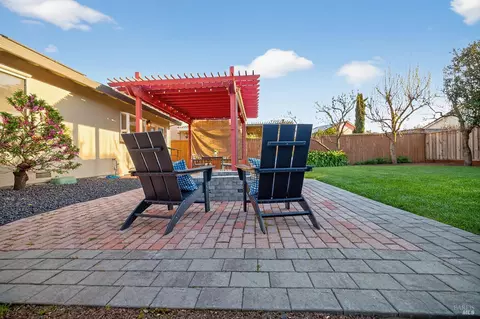 Exterior - 1056 Esparto Ct, Windsor, CA 95492 photo 10 of 16