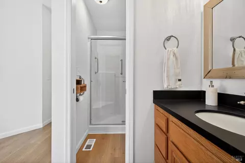 Bath - 1056 Esparto Ct, Windsor, CA 95492 photo 4 of 5