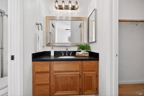 Bath - 1056 Esparto Ct, Windsor, CA 95492 photo 3 of 5