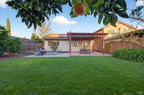 Exterior - 1056 Esparto Ct, Windsor, CA 95492 photo 13 of 16