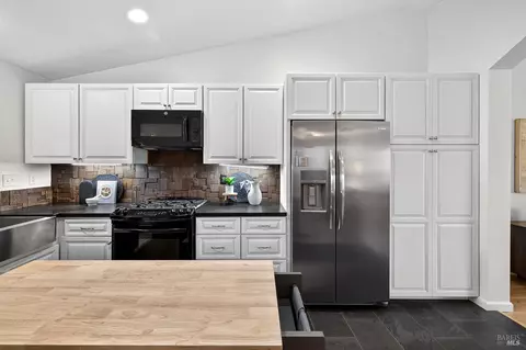 Kitchen - 1056 Esparto Ct, Windsor, CA 95492 photo 4 of 5