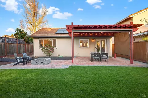 Exterior - 1056 Esparto Ct, Windsor, CA 95492 photo 8 of 16