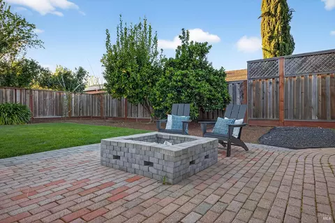 Exterior - 1056 Esparto Ct, Windsor, CA 95492 photo 12 of 16