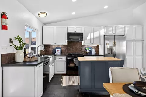 Kitchen - 1056 Esparto Ct, Windsor, CA 95492 photo 3 of 5