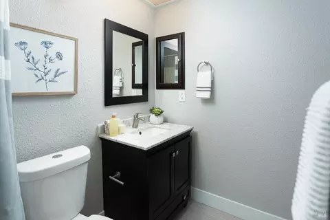 Bath - 1135 Dawson Dr, Dixon, CA 95620 photo 2 of 4