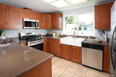 Kitchen - 1135 Dawson Dr, Dixon, CA 95620 photo 3 of 5