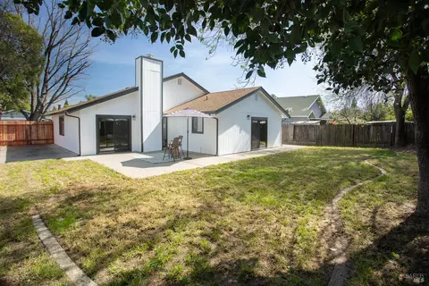 Exterior - 1135 Dawson Dr, Dixon, CA 95620 photo 5 of 7