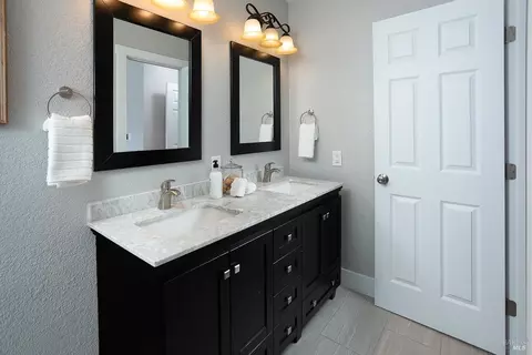Bath - 1135 Dawson Dr, Dixon, CA 95620 photo 4 of 4