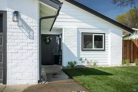 Exterior - 1135 Dawson Dr, Dixon, CA 95620 photo 3 of 7