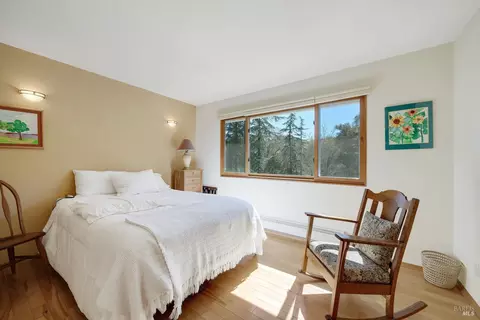 Bedroom - 5809 Sharp Rd, Calistoga, CA 94515 photo 2 of 3