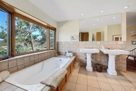 Bath - 5809 Sharp Rd, Calistoga, CA 94515 photo 2 of 3