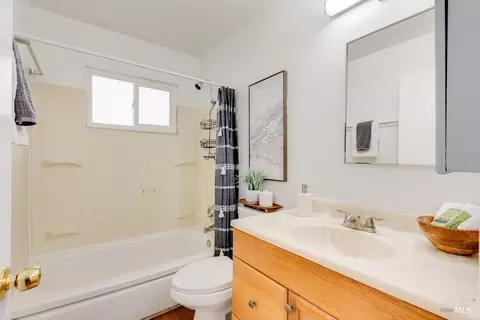 Bath - 1900 Alice Dr, Vallejo, CA 94589 photo 1 of 6