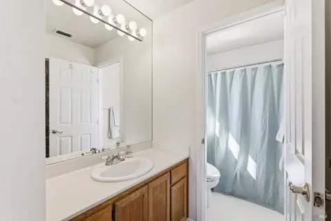 Bath - 1193 Brighton View Cir, Petaluma, CA 94952 photo 2 of 4