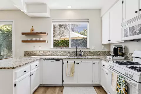 Kitchen - 1193 Brighton View Cir, Petaluma, CA 94952 photo 4 of 5