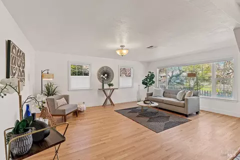 201 Triplett Dr, Cloverdale, CA 95425