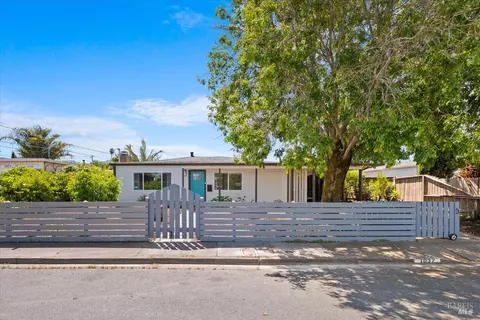 1032 Santa Ana Dr, Santa Rosa, CA 95404