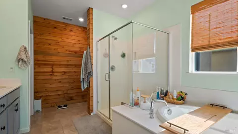 Bath - 2382 Sheldon Dr, Fairfield, CA 94533 photo 4 of 6