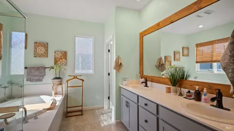 Bath - 2382 Sheldon Dr, Fairfield, CA 94533 photo 2 of 6