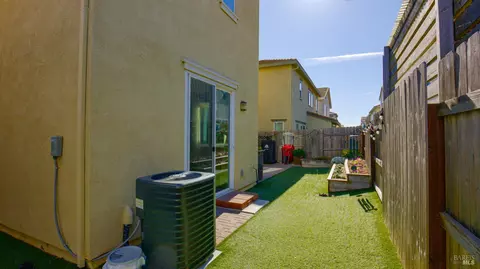 Exterior - 2382 Sheldon Dr, Fairfield, CA 94533 photo 5 of 8