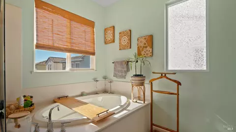 Bath - 2382 Sheldon Dr, Fairfield, CA 94533 photo 3 of 6