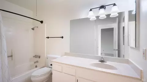 Bath - 355 Parkview Ter #B7, Vallejo, CA 94589 photo 1 of 1
