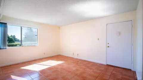 Living - 355 Parkview Ter #B7, Vallejo, CA 94589 photo 4 of 5