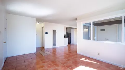 Living - 355 Parkview Ter #B7, Vallejo, CA 94589 photo 5 of 5