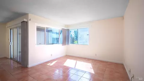 Living - 355 Parkview Ter #B7, Vallejo, CA 94589 photo 3 of 5