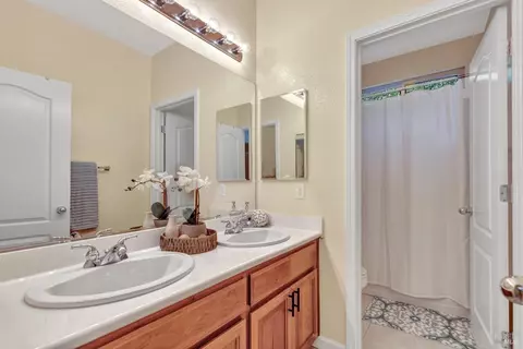 Bath - 2722 Washburn Ct, Vallejo, CA 94591 photo 6 of 8