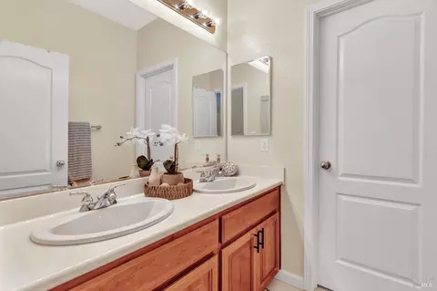 Bath - 2722 Washburn Ct, Vallejo, CA 94591 photo 7 of 8