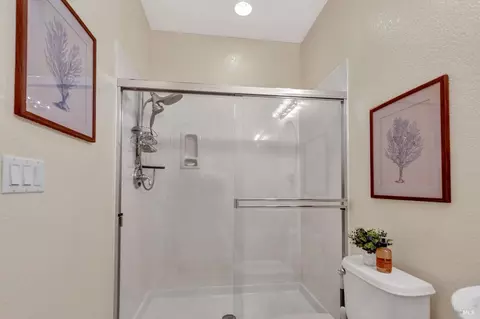 Bath - 2722 Washburn Ct, Vallejo, CA 94591 photo 2 of 8