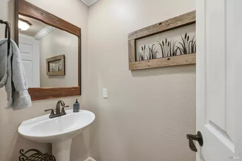 Bath - 1384 Birdie Dr, Windsor, CA 95492 photo 1 of 7