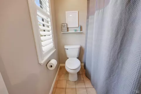 Bath - 1384 Birdie Dr, Windsor, CA 95492 photo 6 of 7