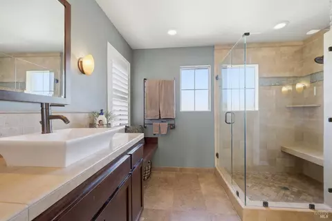 Bath - 1384 Birdie Dr, Windsor, CA 95492 photo 2 of 7