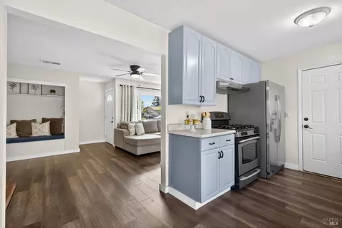 Entry Way - 9865 Sunray Pl, Windsor, CA 95492 photo 1 of 2