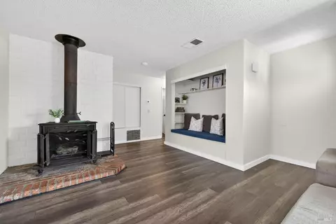 Living - 9865 Sunray Pl, Windsor, CA 95492 photo 3 of 3