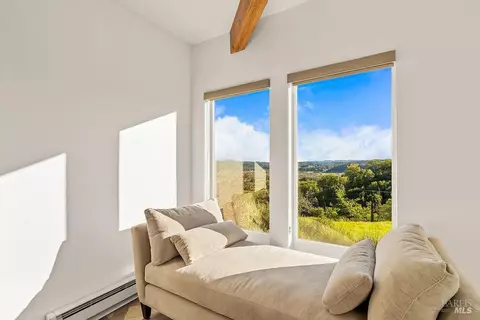 Bedroom - 23121 Vineyard Rd, Geyserville, CA 95441 photo 3 of 3