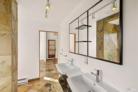 Bath - 23121 Vineyard Rd, Geyserville, CA 95441 photo 4 of 5