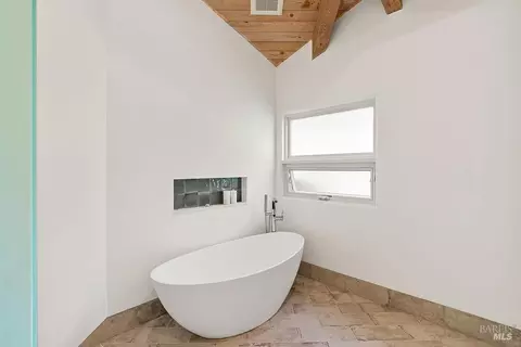 Bath - 23121 Vineyard Rd, Geyserville, CA 95441 photo 2 of 5