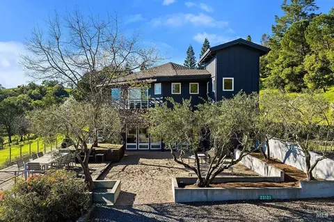 Exterior - 23121 Vineyard Rd, Geyserville, CA 95441 photo 2 of 15