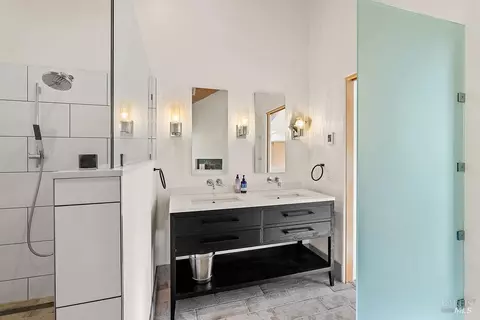 Bath - 23121 Vineyard Rd, Geyserville, CA 95441 photo 3 of 5