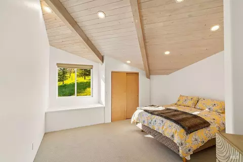 Bedroom - 23121 Vineyard Rd, Geyserville, CA 95441 photo 1 of 3